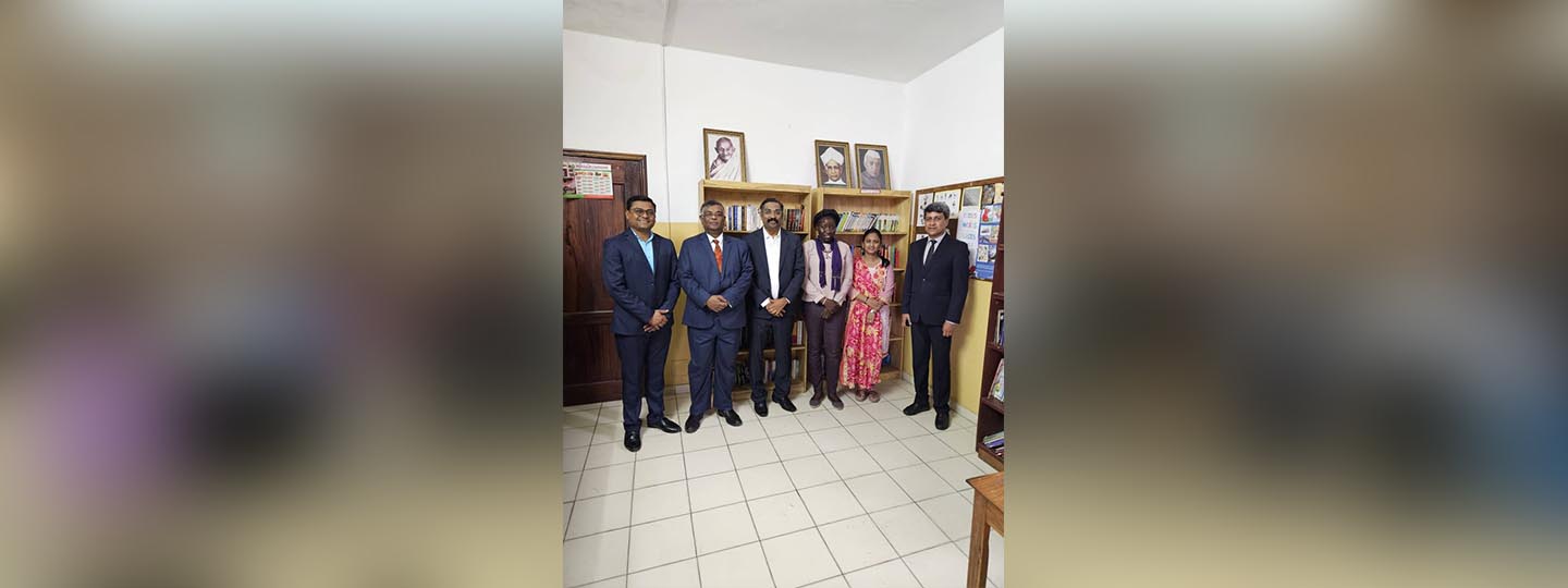  On 24 Nov 2023, HC visited the library of Indian International School (IIS), Benin